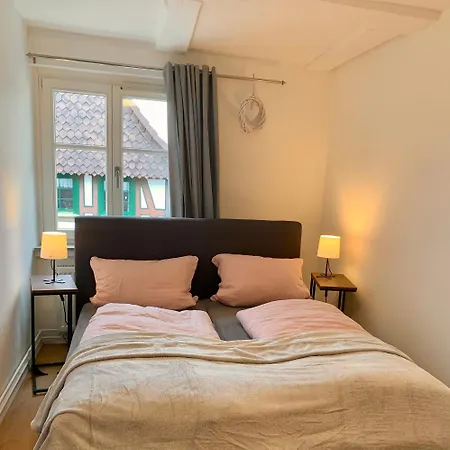 Für Gruppen und Familien -2 Wohnungen mit 5 Schlafzimmern, 2 Bädern, großem Wohnzimmer, Parkplätzen Wolfhagen