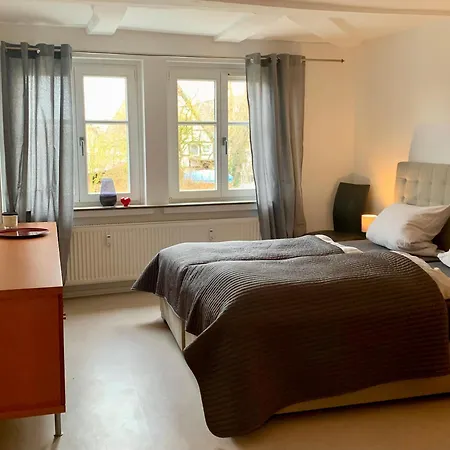 Für Gruppen und Familien -2 Wohnungen mit 5 Schlafzimmern, 2 Bädern, großem Wohnzimmer, Parkplätzen Apartamento Wolfhagen